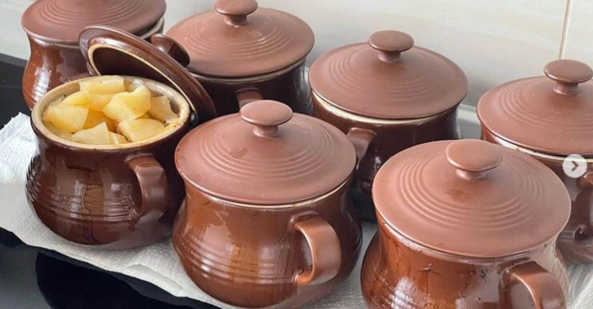 How to bake potatoes in pots: a delicious versatile dish for lunch, dinner and holiday table