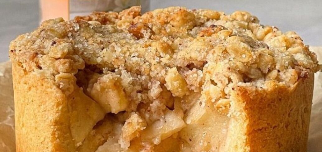 Delicate German apple pie: lots of juicy filling