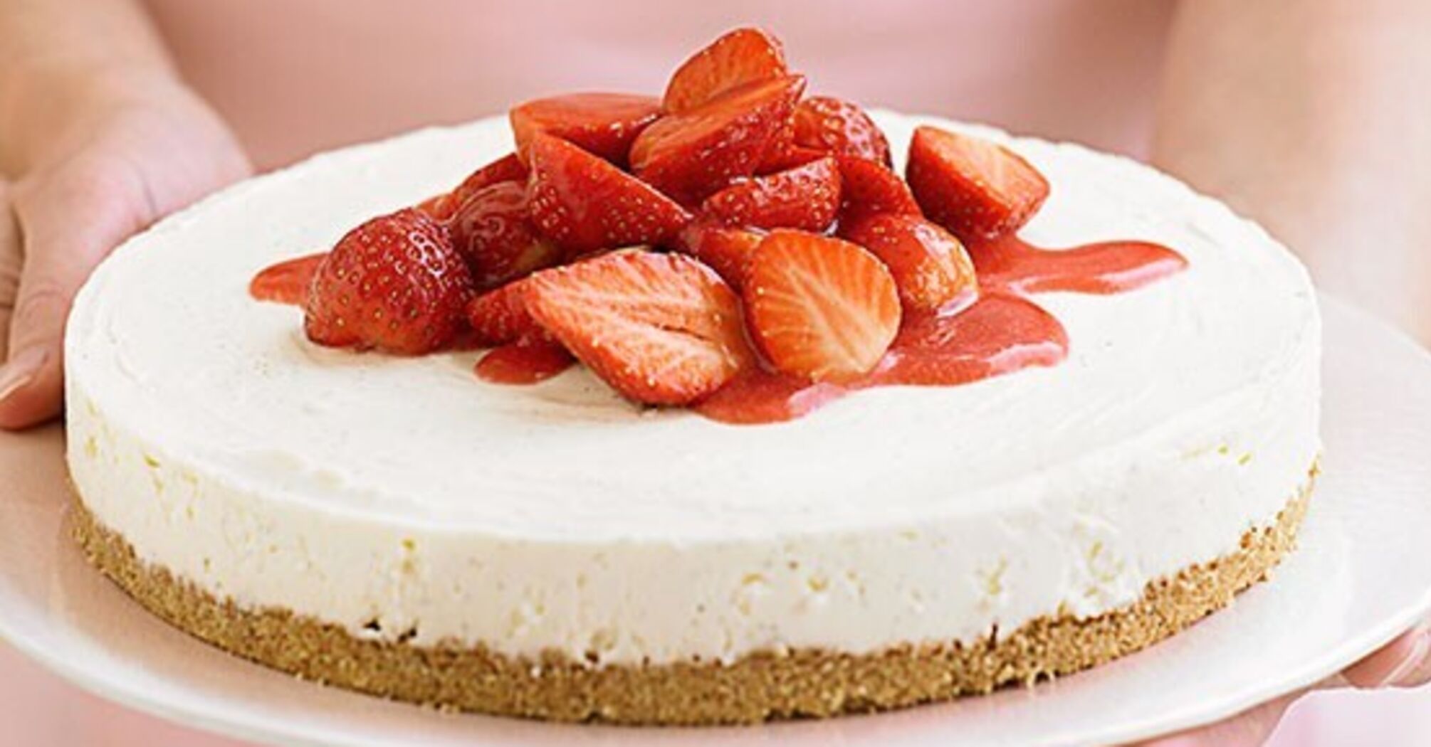 The most delicate seasonal cheesecake with strawberry jam: everyone will love it