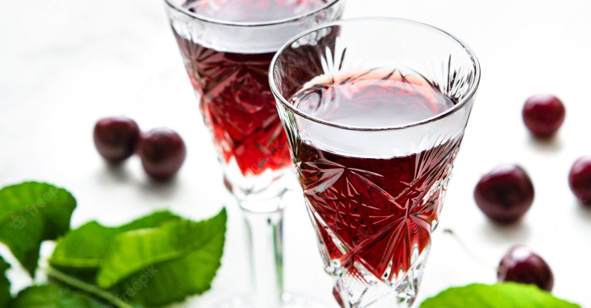 Cherry liqueur "33 leaves": how to make at home