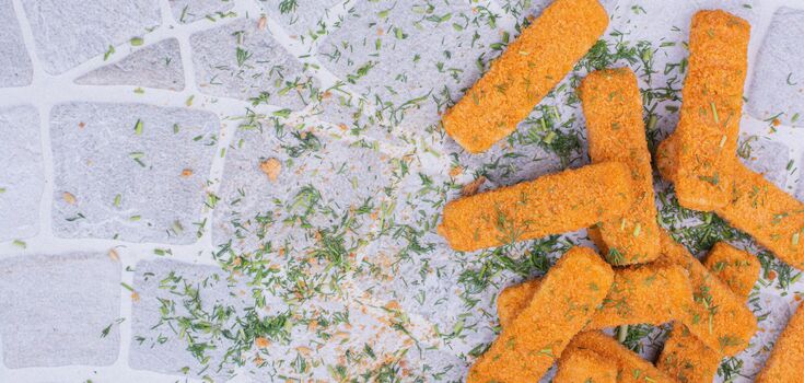 Crispy potato and sweet potato sticks: what you need while watching movies