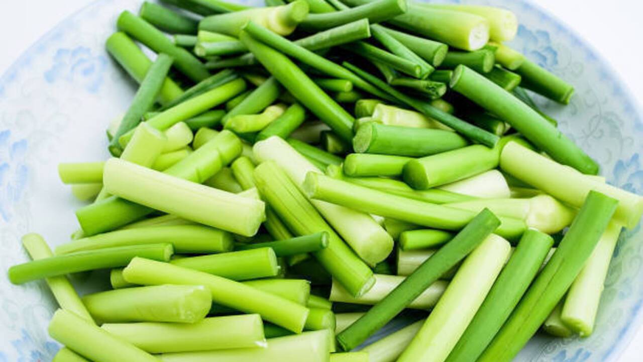 Garlic arrows for the winter: how to freeze conveniently and where to use