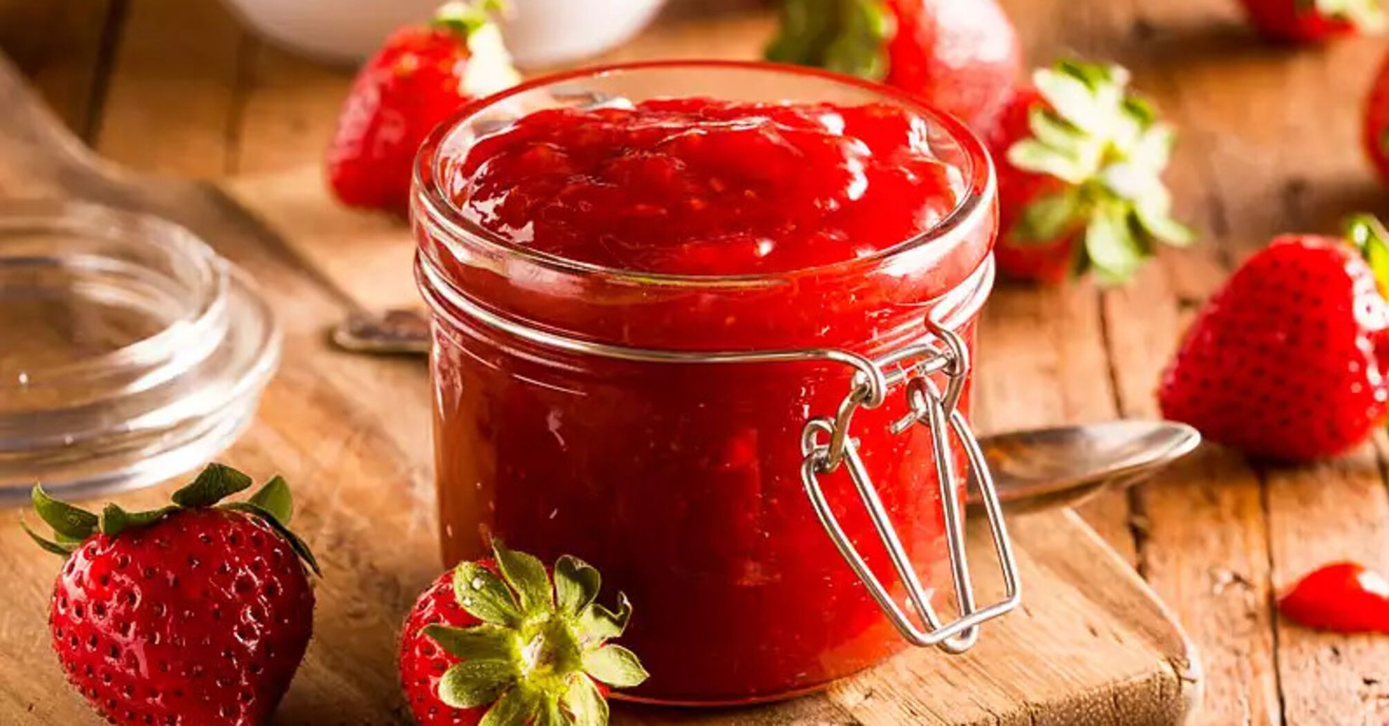 Fried strawberry jam: how to cook it correctly to make it bright and tasty