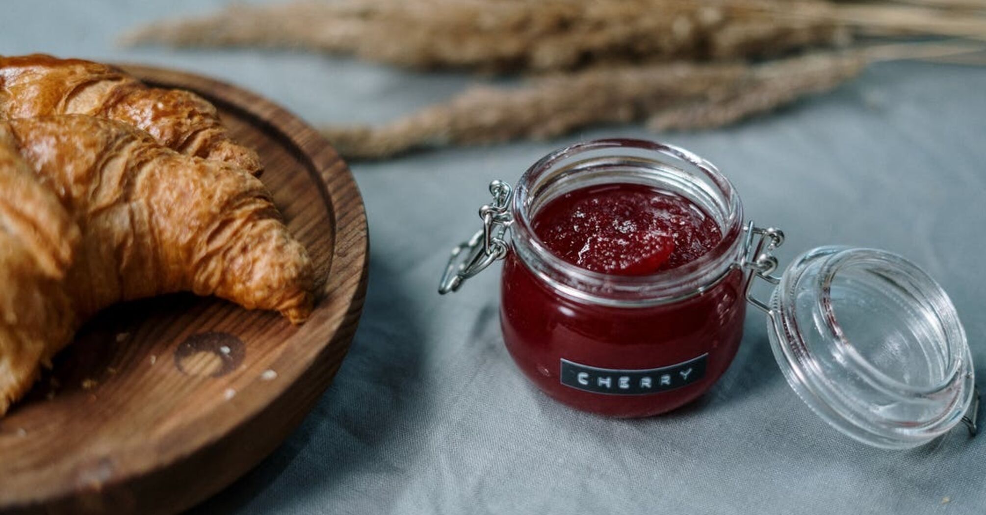 What to add to cherry jam for a refined taste: just one ingredient