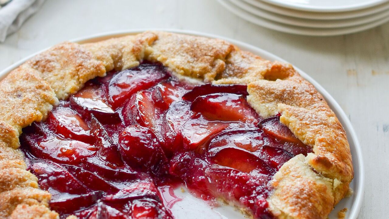 Sweet galette with plums: the easiest recipe