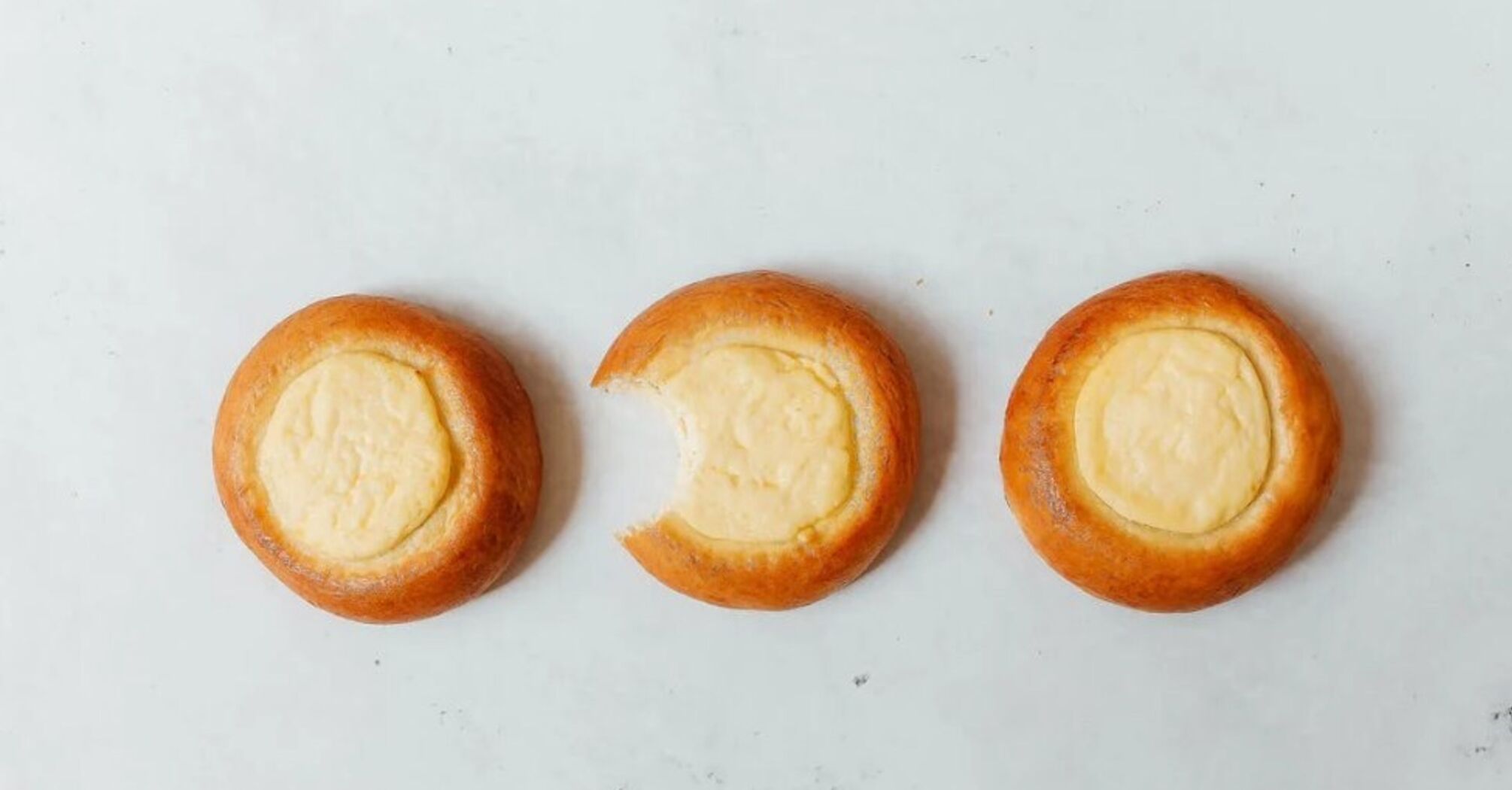 Low-calorie cheesecakes with strawberries: what dough to make