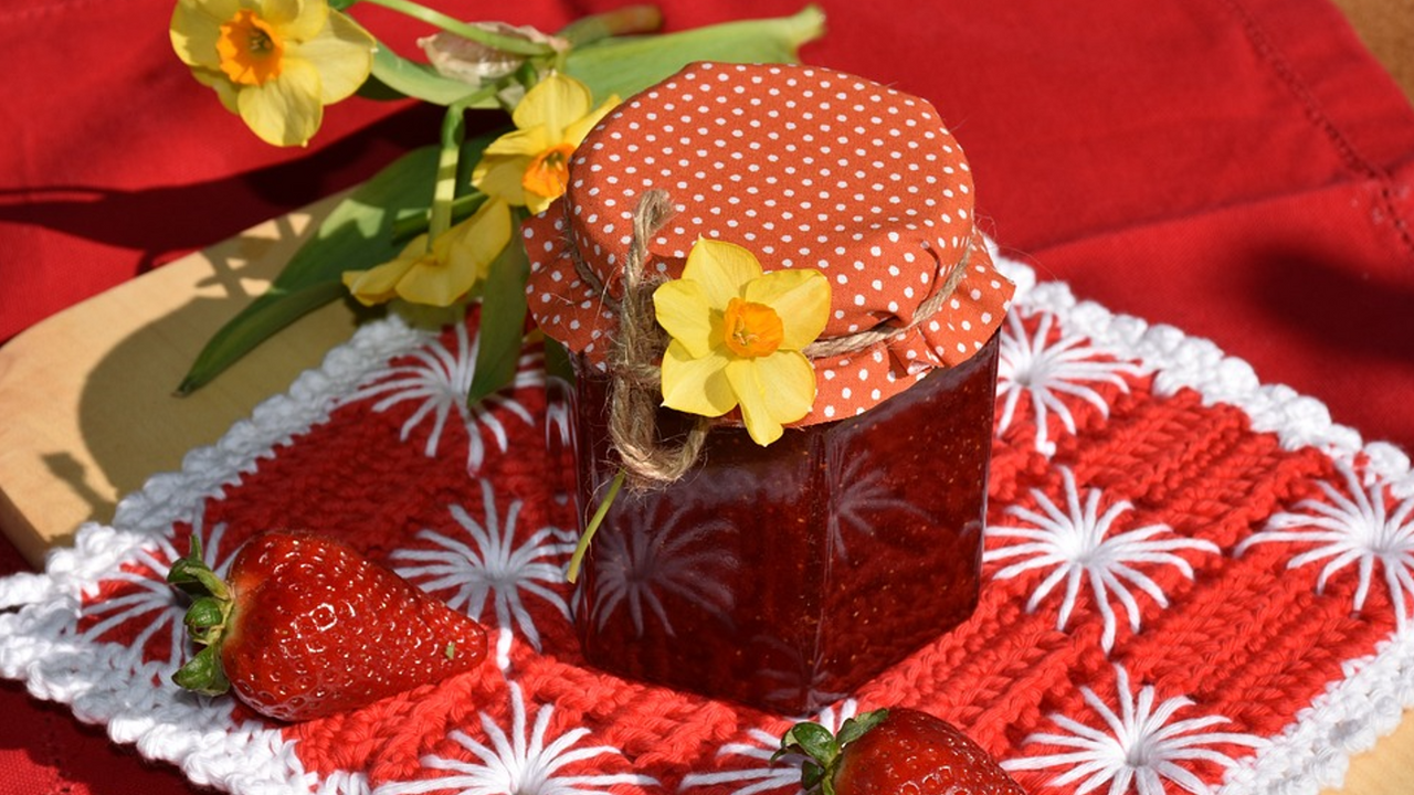 How to make jam so that the berries remain intact: simple life hacks