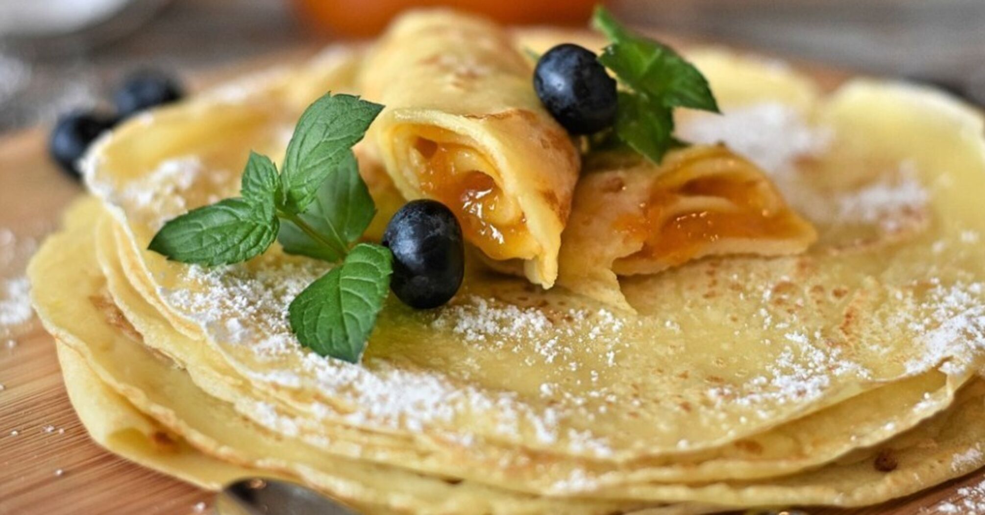 Without eggs and milk: how to make thin and elastic pancakes