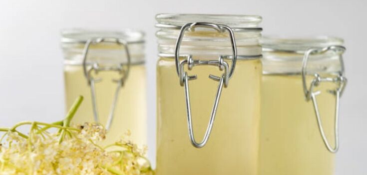 Homemade sparkling elderberry lemonade: perfect in the summer heat