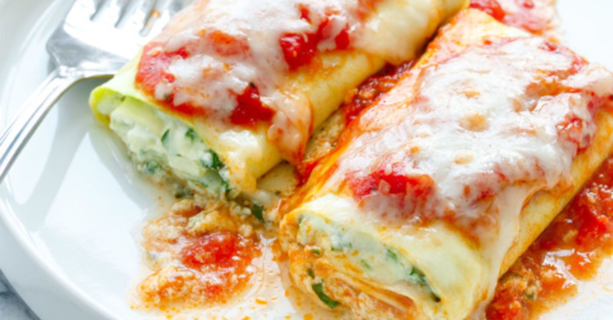 Hearty zucchini roll with filling: how to cook a seasonal vegetable quickly and in an original way
