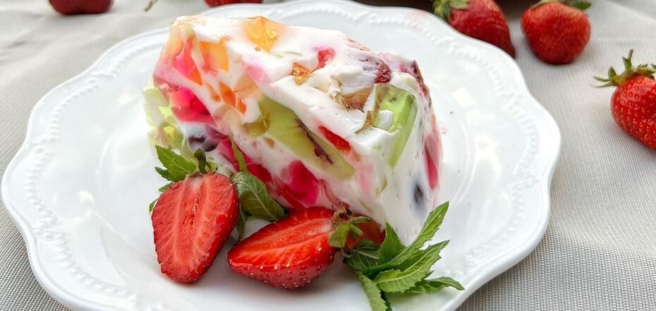 Jelly cake with berries