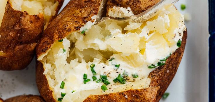 How to quickly bake potatoes in their skins: it turns out very soft and juicy
