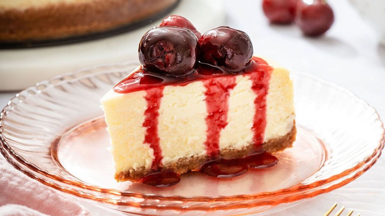 Puffy no-flour cottage cheese casserole with berries and banana