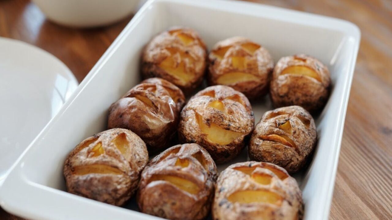 What to sprinkle on baked potatoes to make them crispy: the secret ingredient