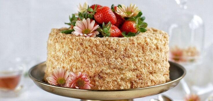 Seasonal Napoleon cake with strawberries: how to prepare the popular dessert at home