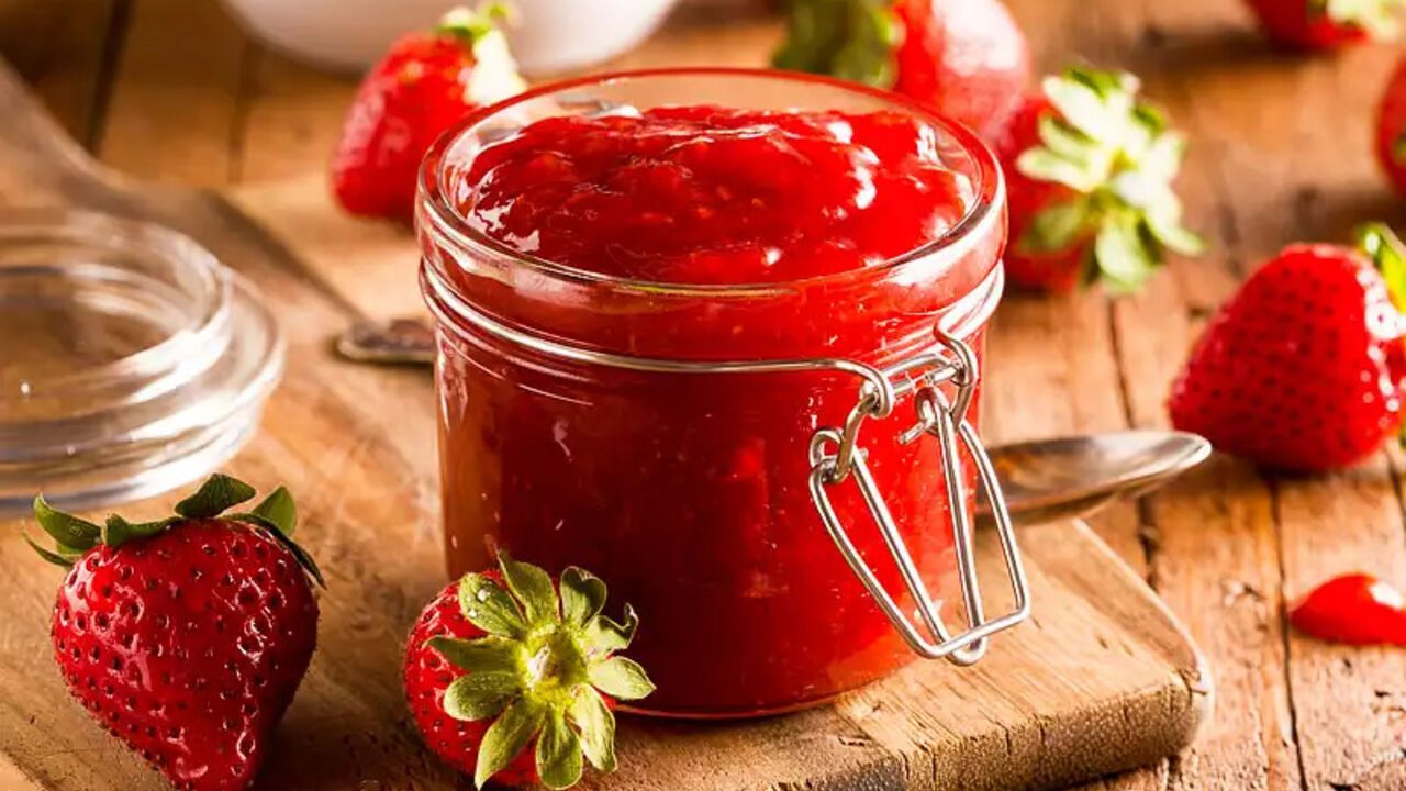Thick strawberry jam in three minutes: recipe from a culinary expert