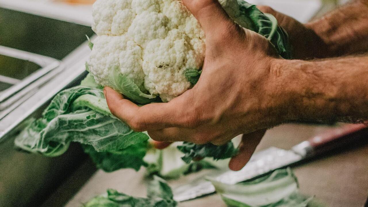 How to bake cauliflower deliciously: a quick and easy option for a budget dish