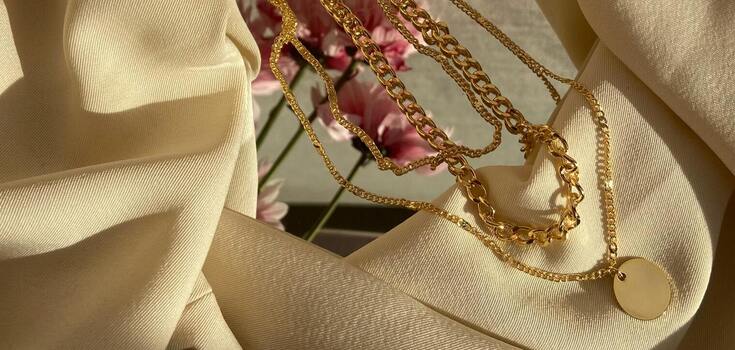 The stylist showed a detail that will decorate any look: people will look back at you. Photo