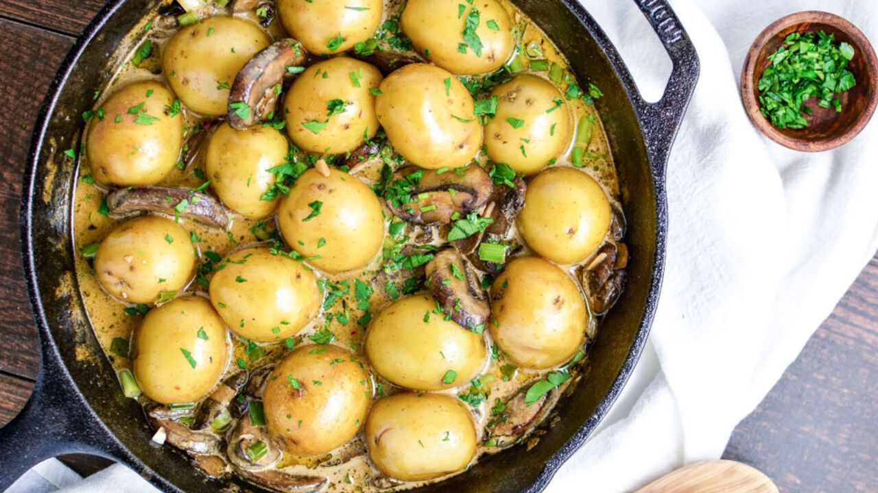 How to cook young potatoes with mushrooms deliciously: the perfect seasonal dish for lunch