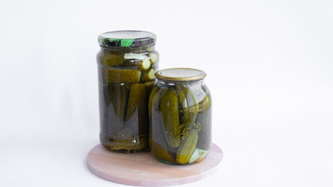 Salted cucumbers with garlic and horseradish in a jar: a quick appetizer