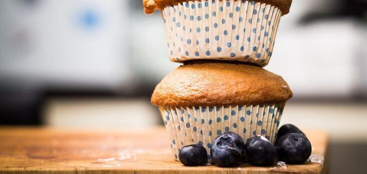 Lush blueberry muffins that always turn out well: a recipe for kefir dough