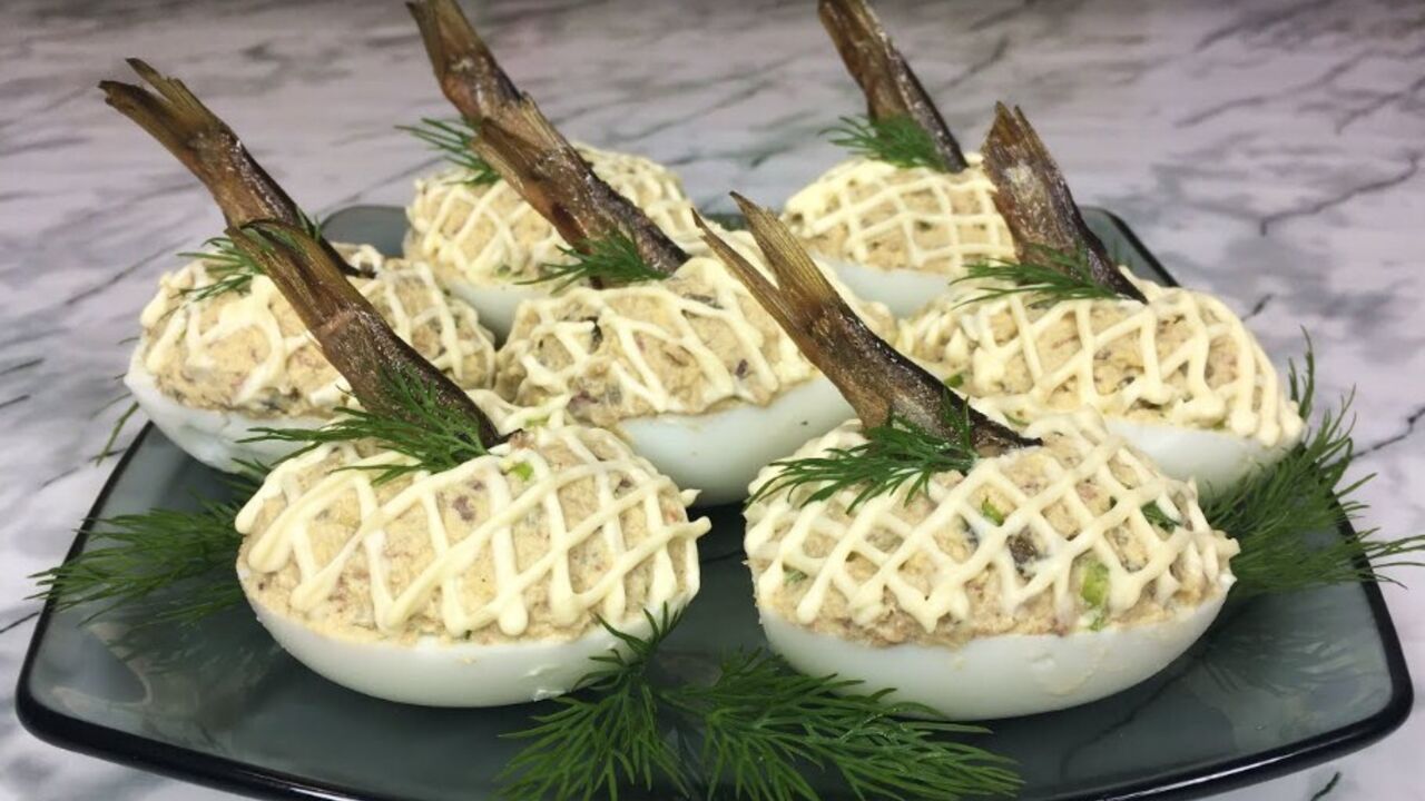 Two interesting fillings for stuffed eggs: mackerel and sprats