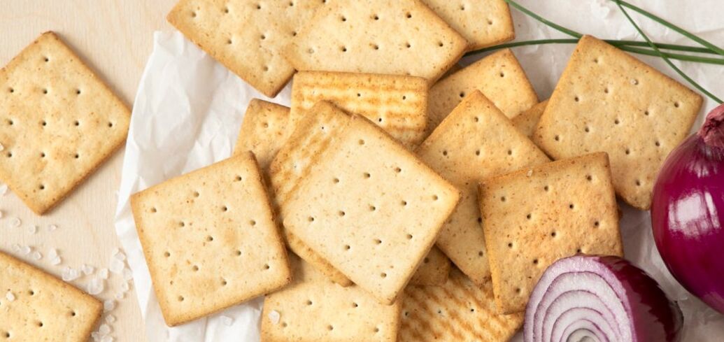 Crispy cracker with green onions in 15 minutes: long shelf life