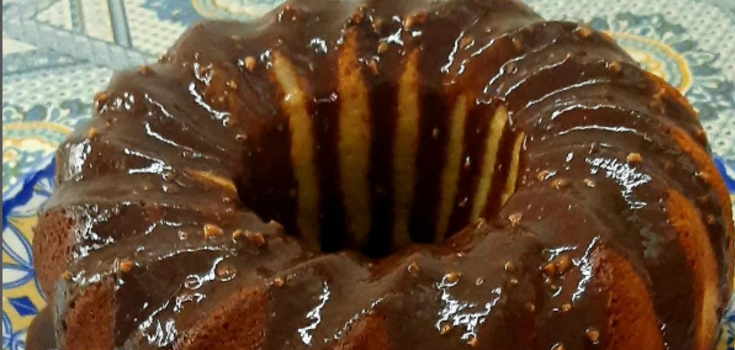 How to make a chocolate cupcake with apricots: a quick version of a seasonal dessert
