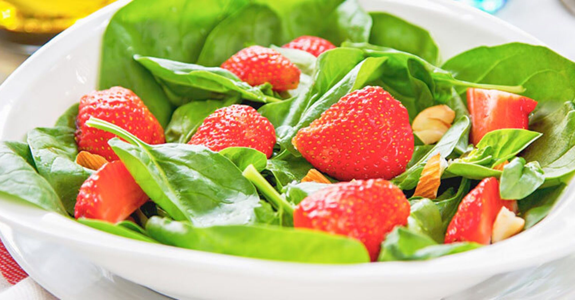 Quick salad with strawberries, spinach and nuts: the recipe