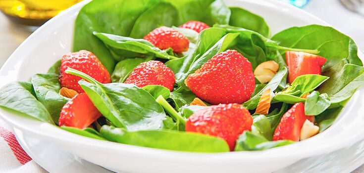 Quick salad with strawberries, spinach and nuts: the recipe