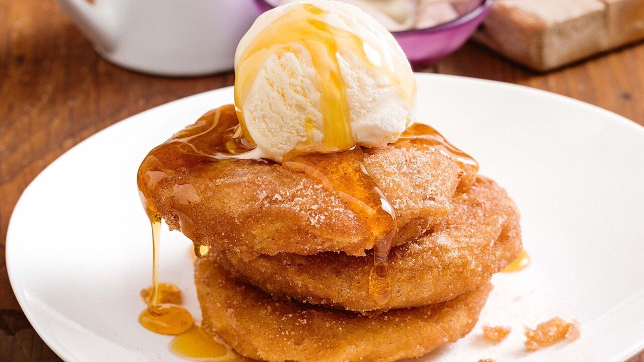 Apple pancakes on kefir: always come out fluffy