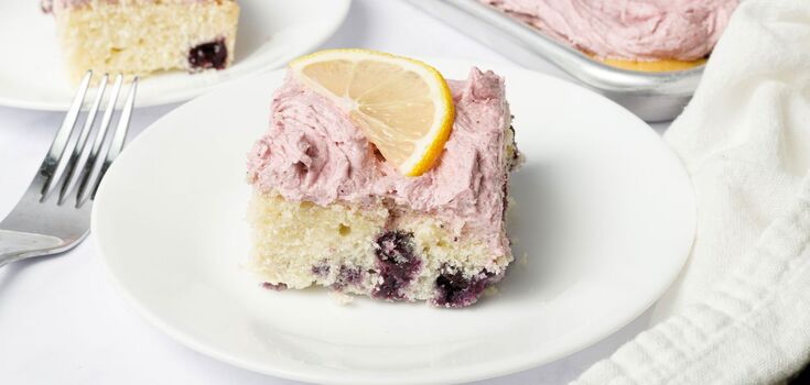 What delicious pastries to make with blueberries: very fluffy dough and snow-white icing on top