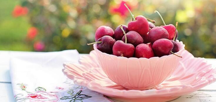 No dough and no baking: lazy cherry pies in 15 minutes