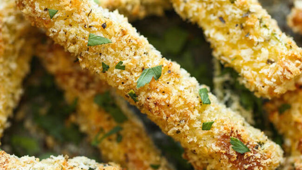 Zucchini sticks in cheese breading: a healthy and tasty alternative to nuggets
