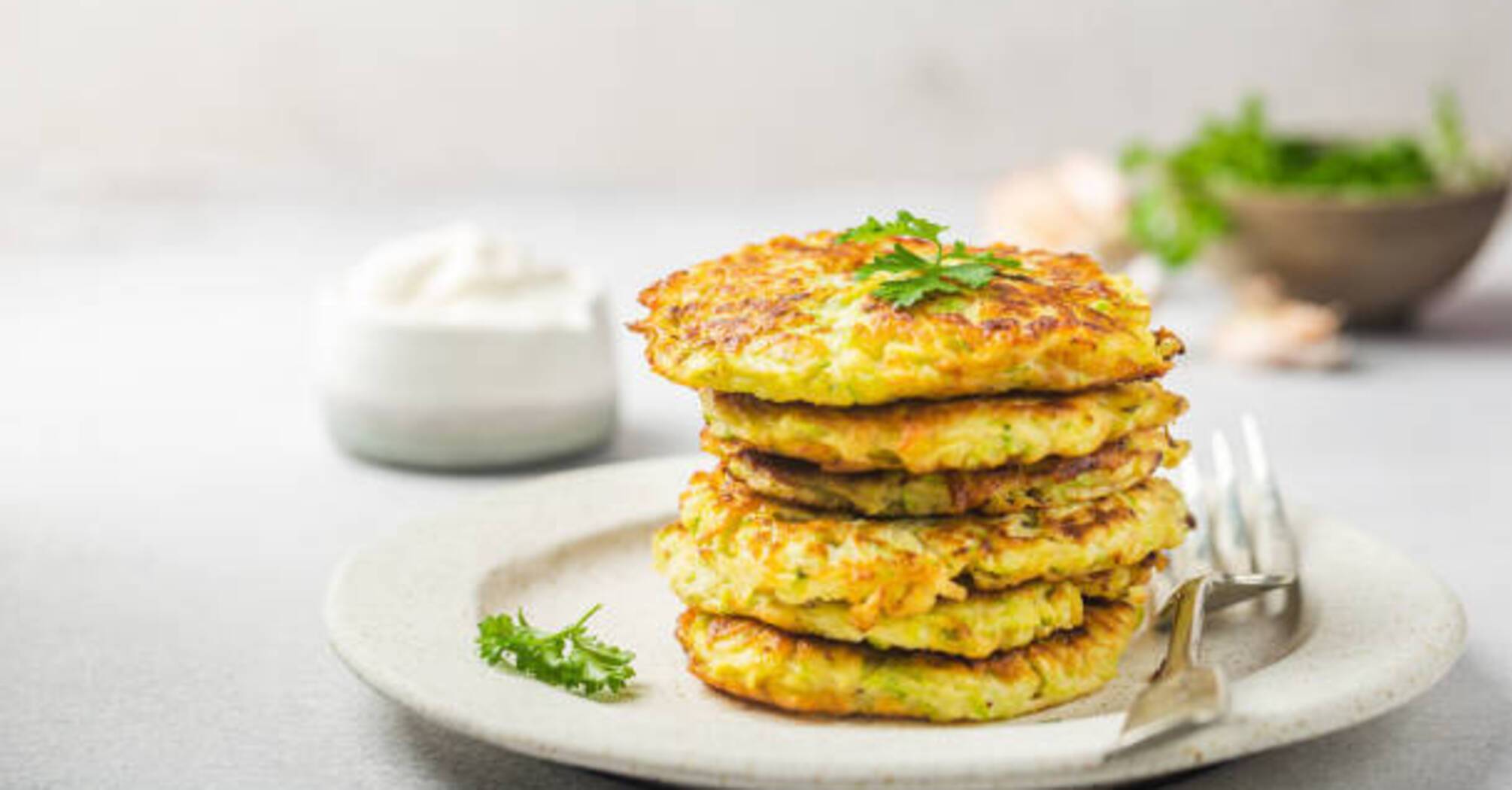 Hearty zucchini pancakes: what to cook with