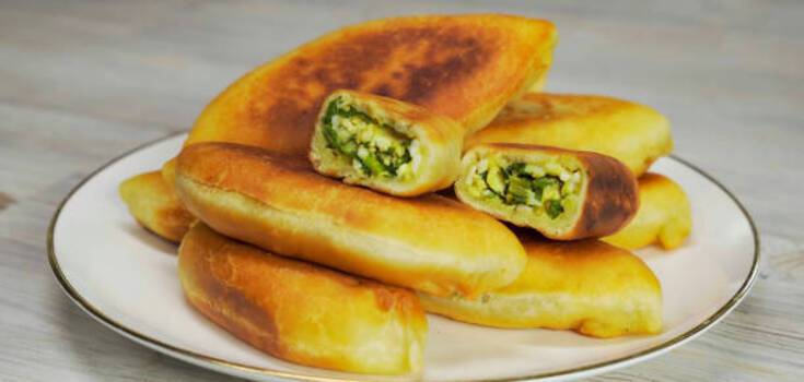 Lazy pies with boiled eggs and herbs: how to make a simple dough