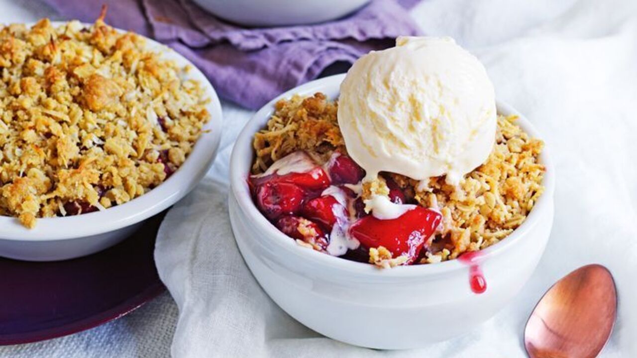 Crumble with cherries: what to do with the filling to make it juicy
