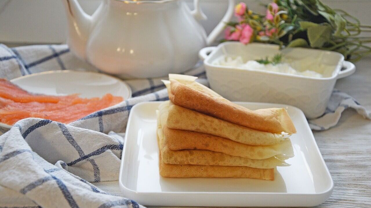 Thin pancakes that will never tear apart: what to add to the batter