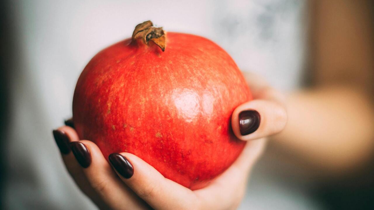 How to easily clean a pomegranate: 3 simple ways that will definitely come in handy