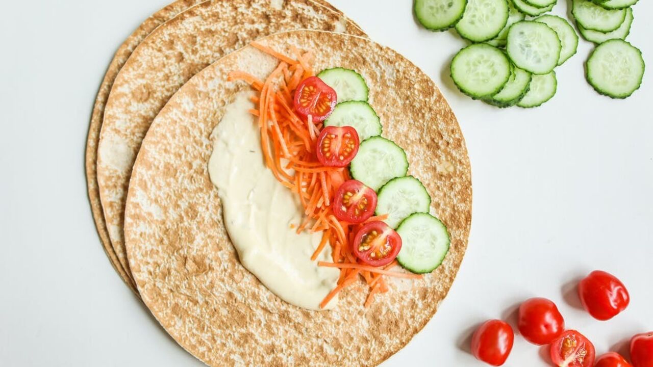 How to make pita bread envelopes in a pan: a hearty filling idea