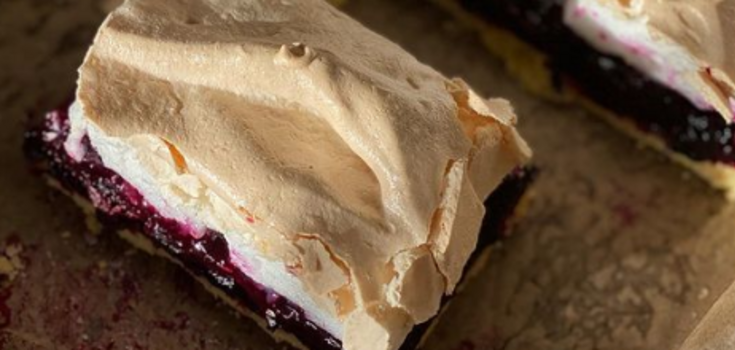 Currant pie: how to make a delicious seasonal dessert
