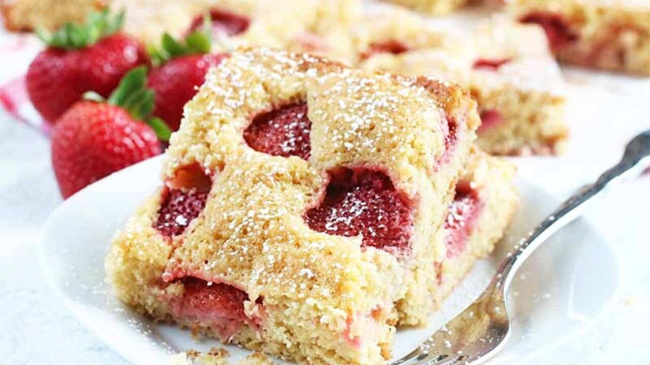 Better than apple: how to make a fluffy strawberry charlotte for tea