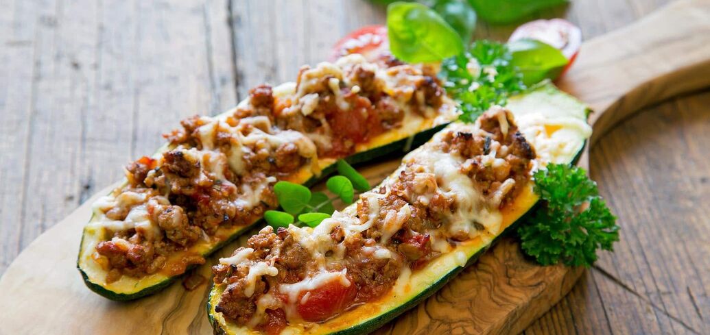 Stuffed zucchini with meat in the oven: how to prepare a budget seasonal dish
