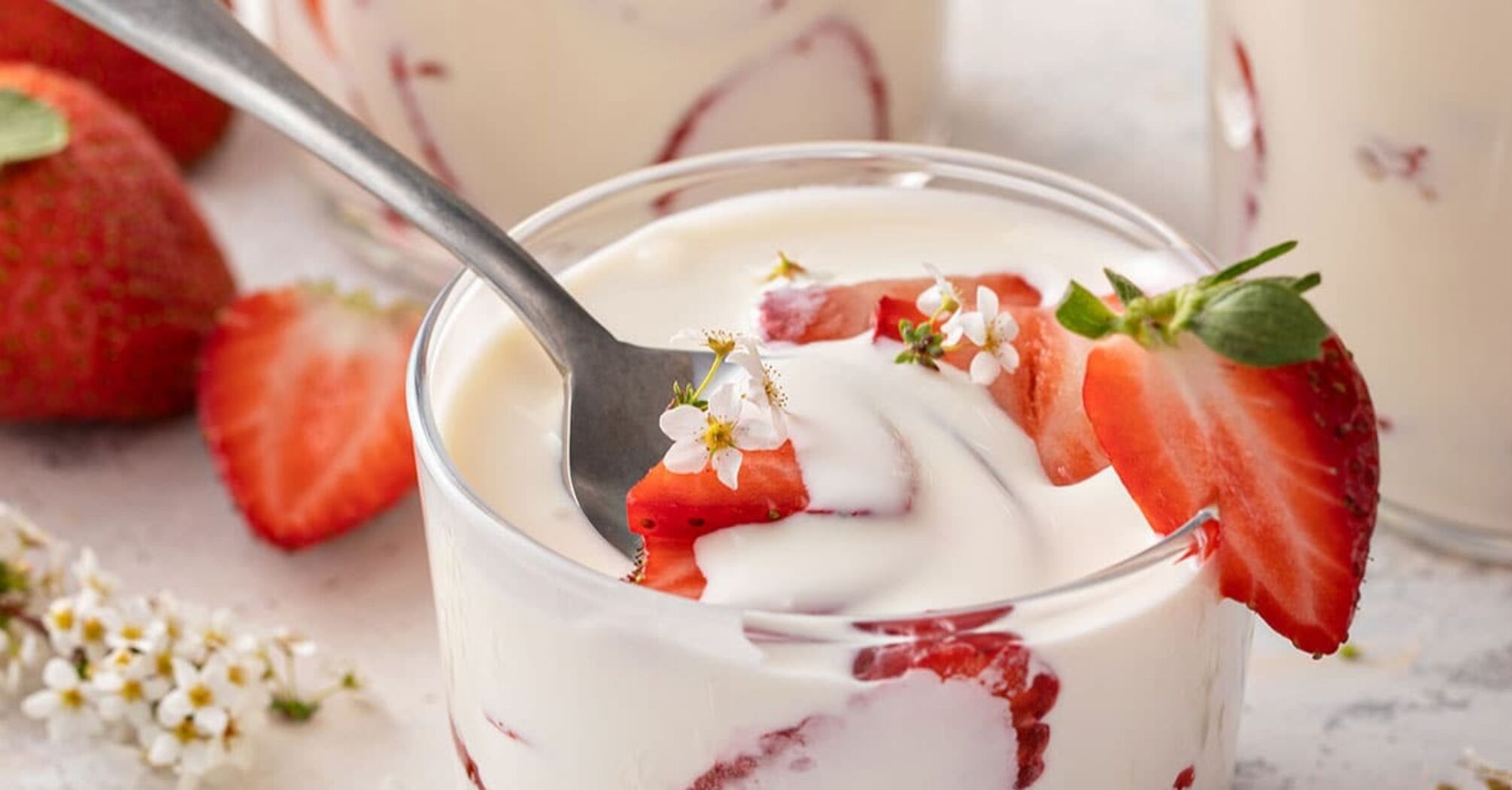 Simple no-bake cream and strawberry dessert