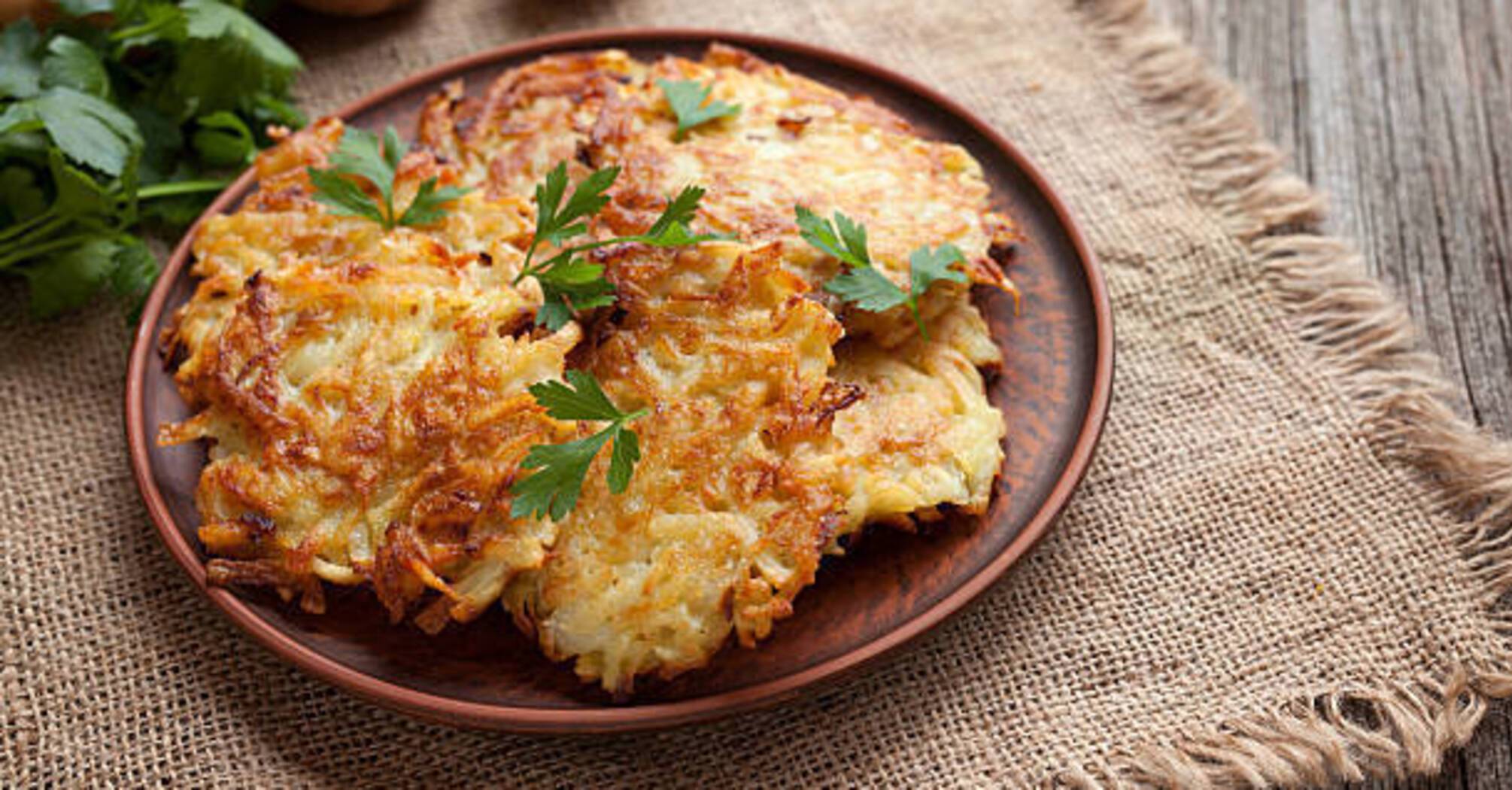 Baked potato pancakes in pots: how to prepare a familiar dish in a new way