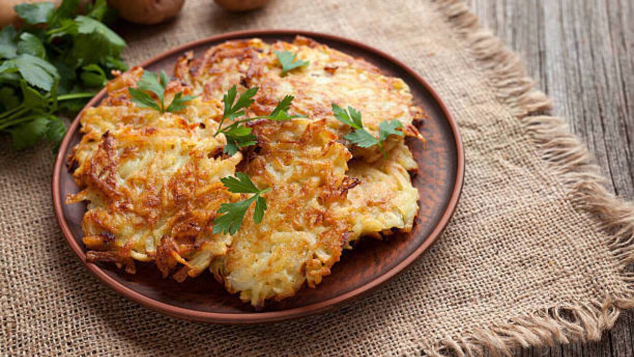 Baked potato pancakes in pots: how to prepare a familiar dish in a new way