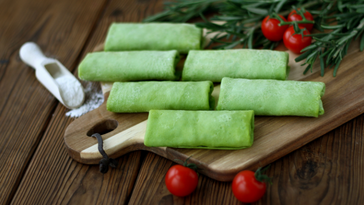 Spinach pancakes with cream cheese and salmon: it will turn out better than in a restaurant