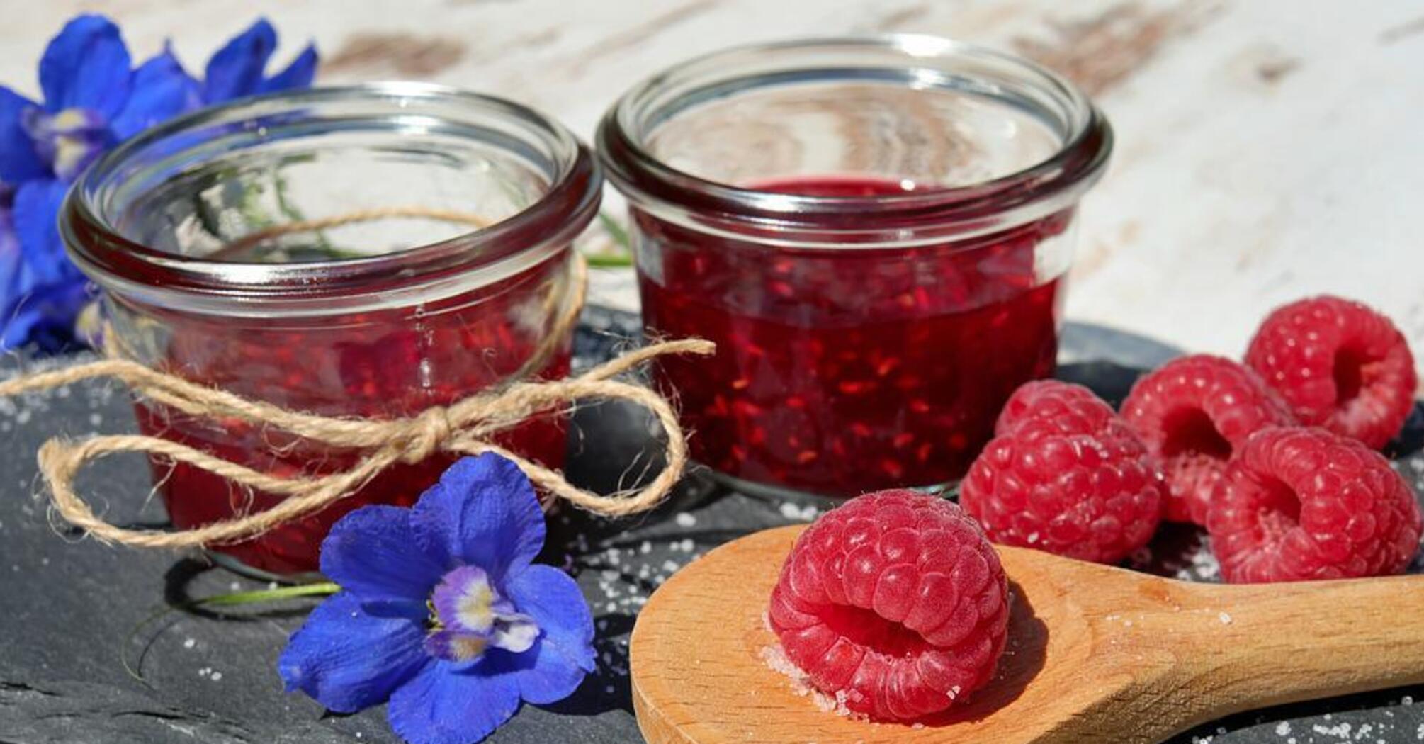 Raspberry jam without cooking in 5 minutes: two successful methods