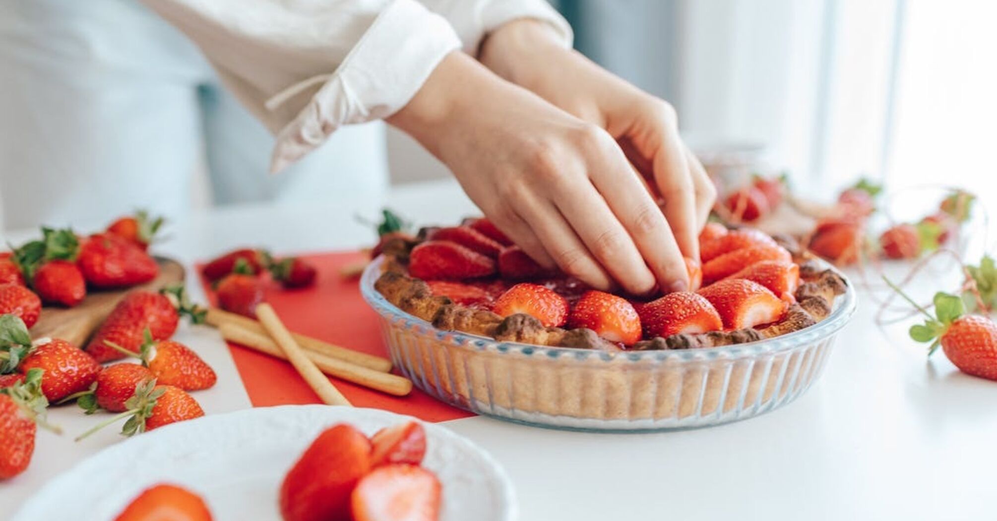 Sweet strawberry biscuits: how to make crispy dough