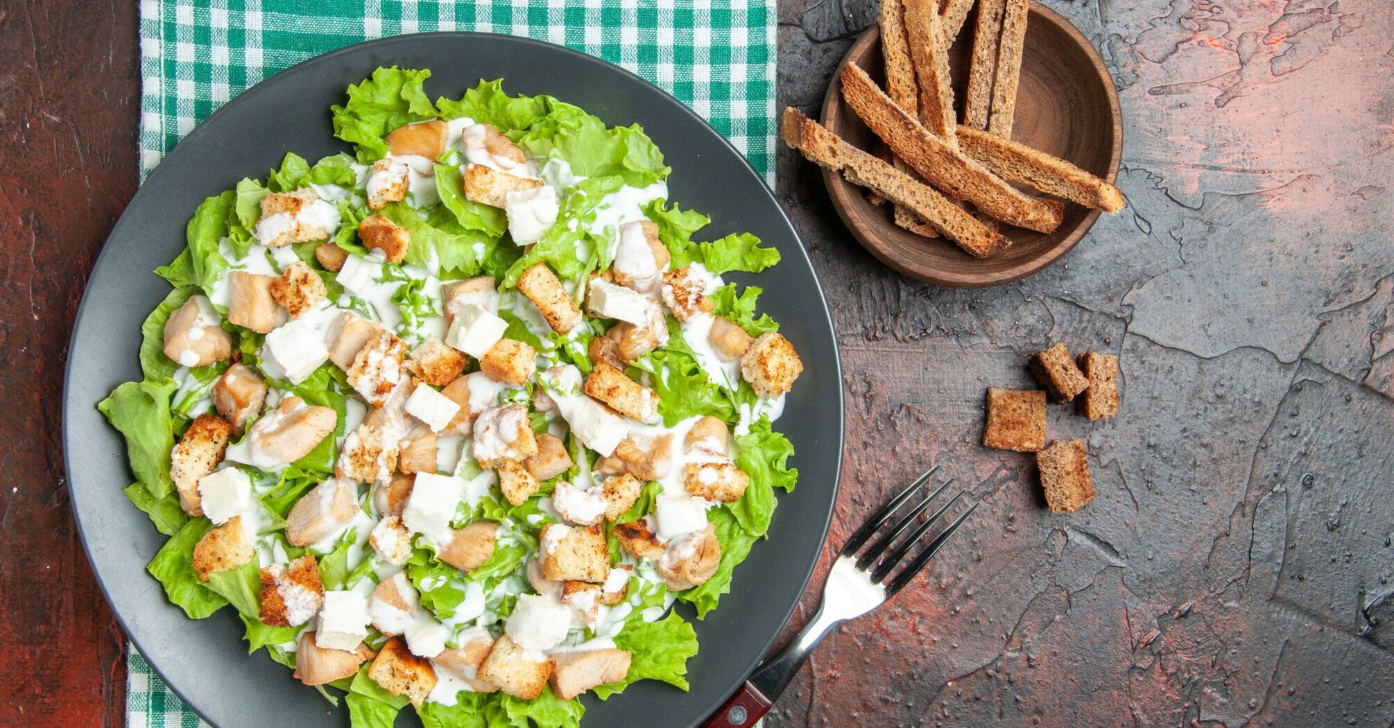 Smoked chicken salad in 5 minutes: no need to boil anything